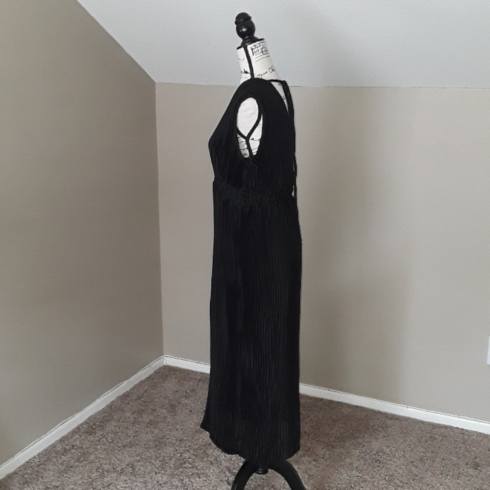 NWT, Romeo + Juliet Couture Black Accordian Pleated Dress - Picture 7 of 16